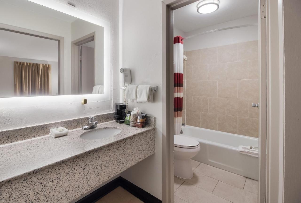 Red Roof Inn & Suites Jackson, Tn Esterno foto