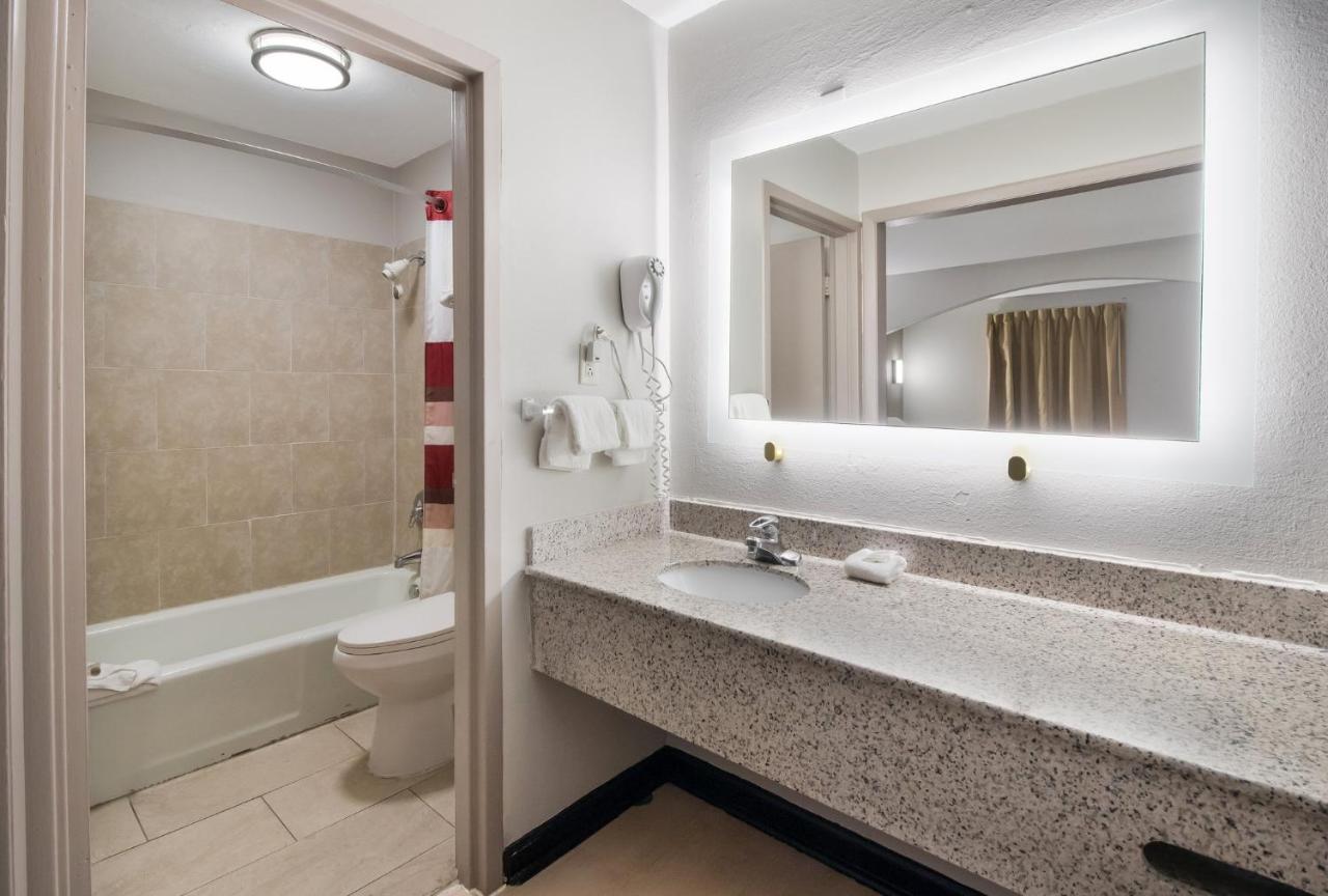 Red Roof Inn & Suites Jackson, Tn Esterno foto